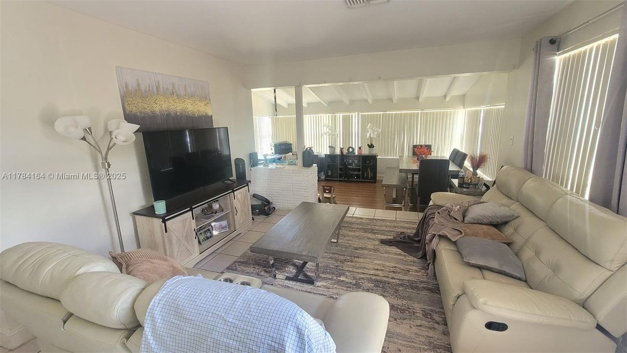 Active With Contract: $469,000 (2 beds, 1 baths, 986 Square Feet)