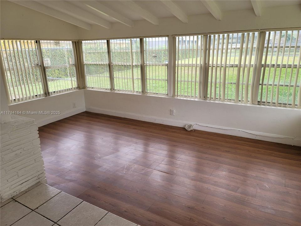 Active With Contract: $469,000 (2 beds, 1 baths, 986 Square Feet)