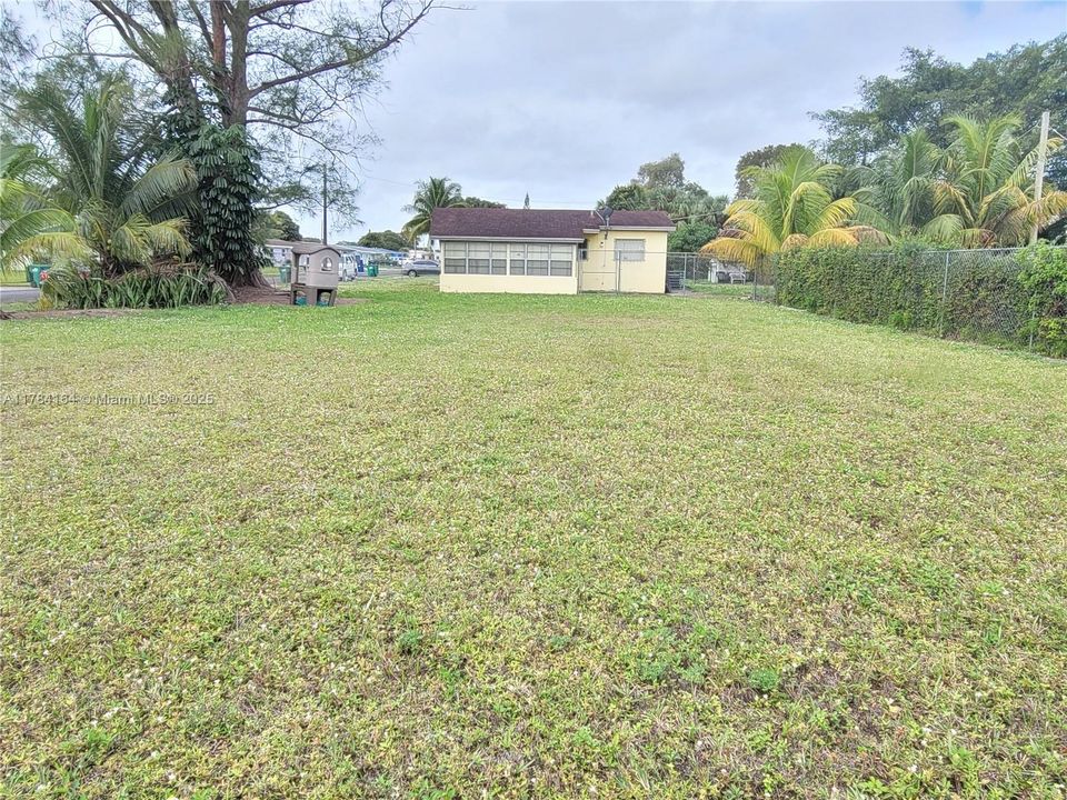 Active With Contract: $469,000 (2 beds, 1 baths, 986 Square Feet)