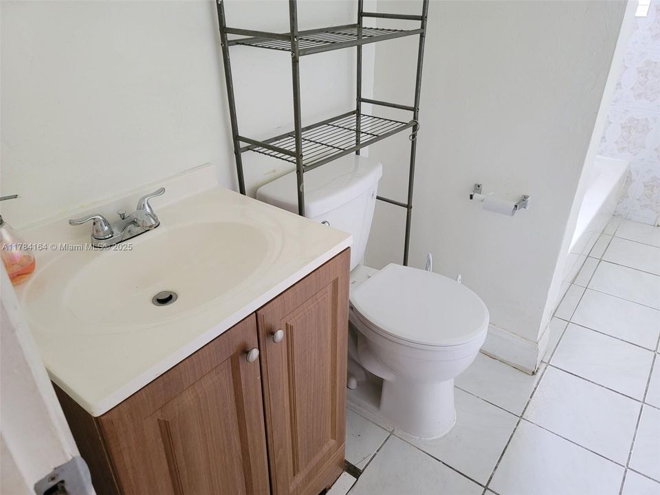 Active With Contract: $469,000 (2 beds, 1 baths, 986 Square Feet)
