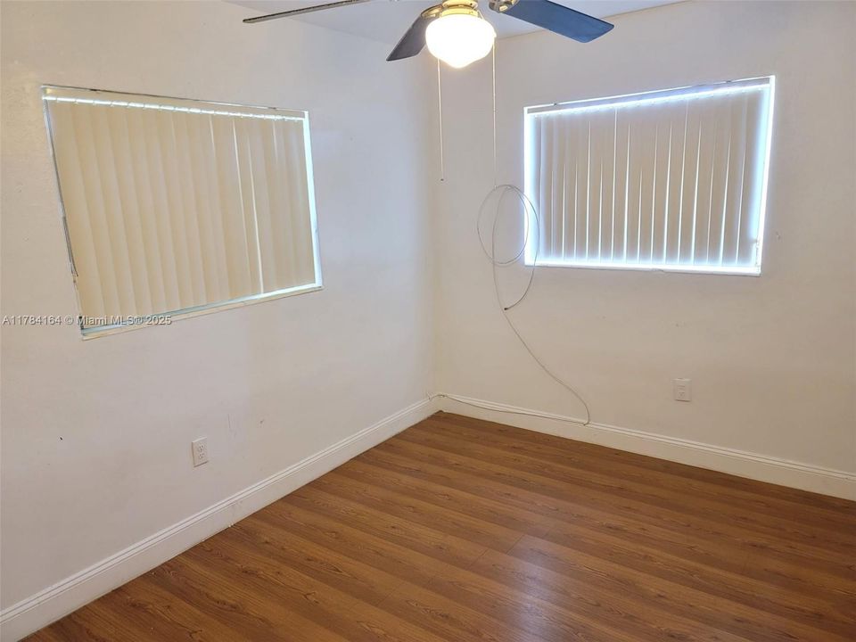 Active With Contract: $469,000 (2 beds, 1 baths, 986 Square Feet)