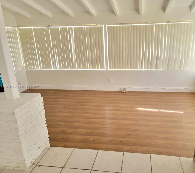 Active With Contract: $469,000 (2 beds, 1 baths, 986 Square Feet)