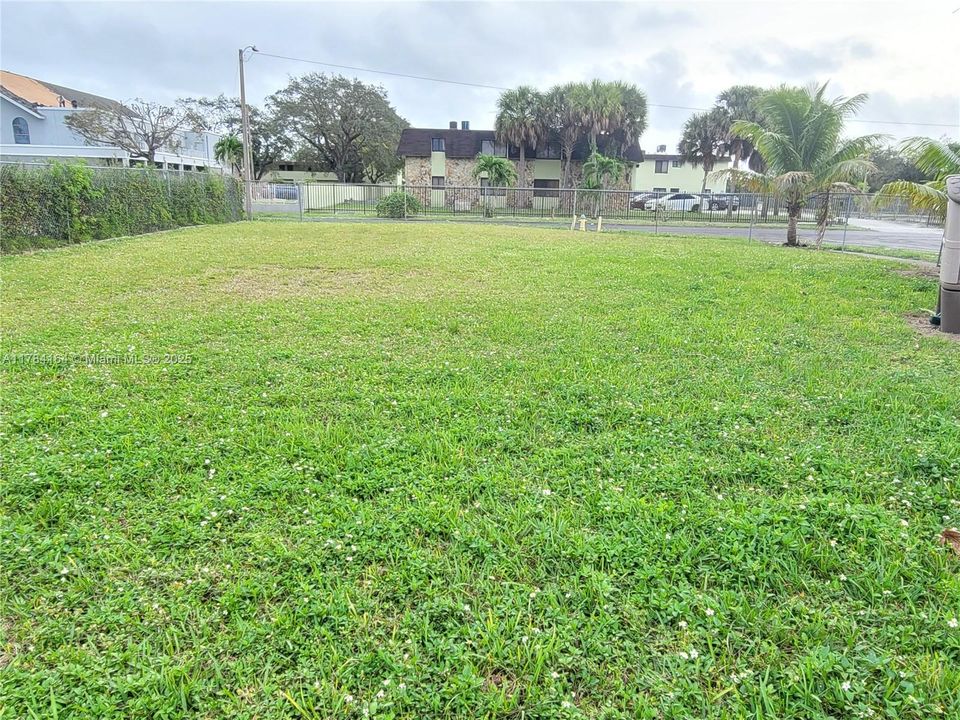 Active With Contract: $469,000 (2 beds, 1 baths, 986 Square Feet)