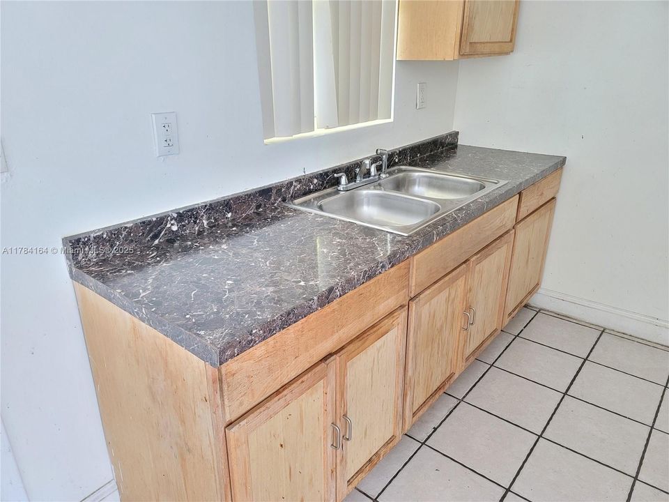 Active With Contract: $469,000 (2 beds, 1 baths, 986 Square Feet)