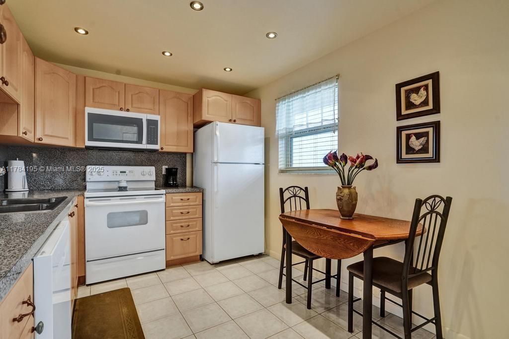 Vendido Recientemente: $205,000 (2 camas, 2 baños, 1144 Pies cuadrados)