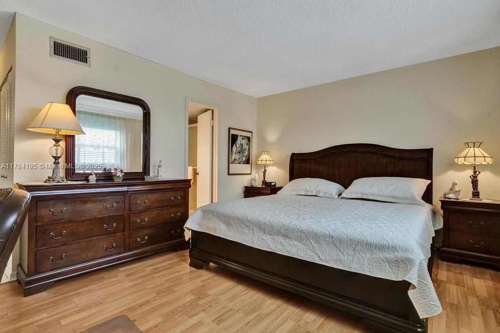 Vendido Recientemente: $205,000 (2 camas, 2 baños, 1144 Pies cuadrados)