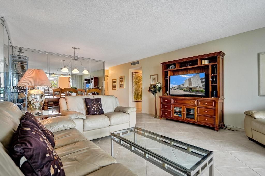 Vendido Recientemente: $205,000 (2 camas, 2 baños, 1144 Pies cuadrados)