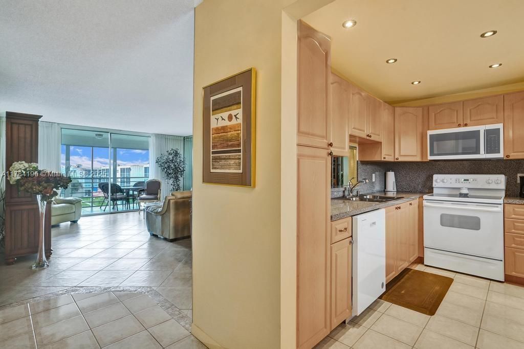 Vendido Recientemente: $205,000 (2 camas, 2 baños, 1144 Pies cuadrados)