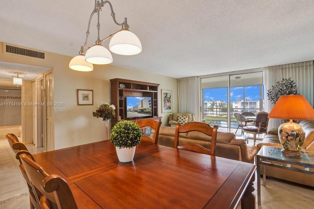 Vendido Recientemente: $205,000 (2 camas, 2 baños, 1144 Pies cuadrados)