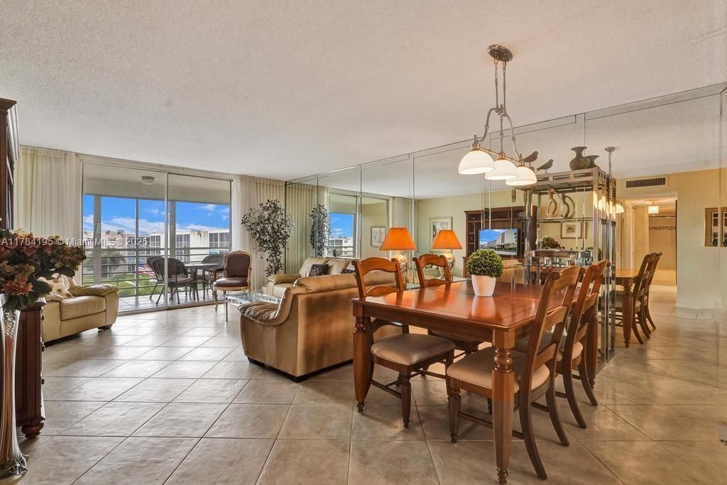 Vendido Recientemente: $205,000 (2 camas, 2 baños, 1144 Pies cuadrados)