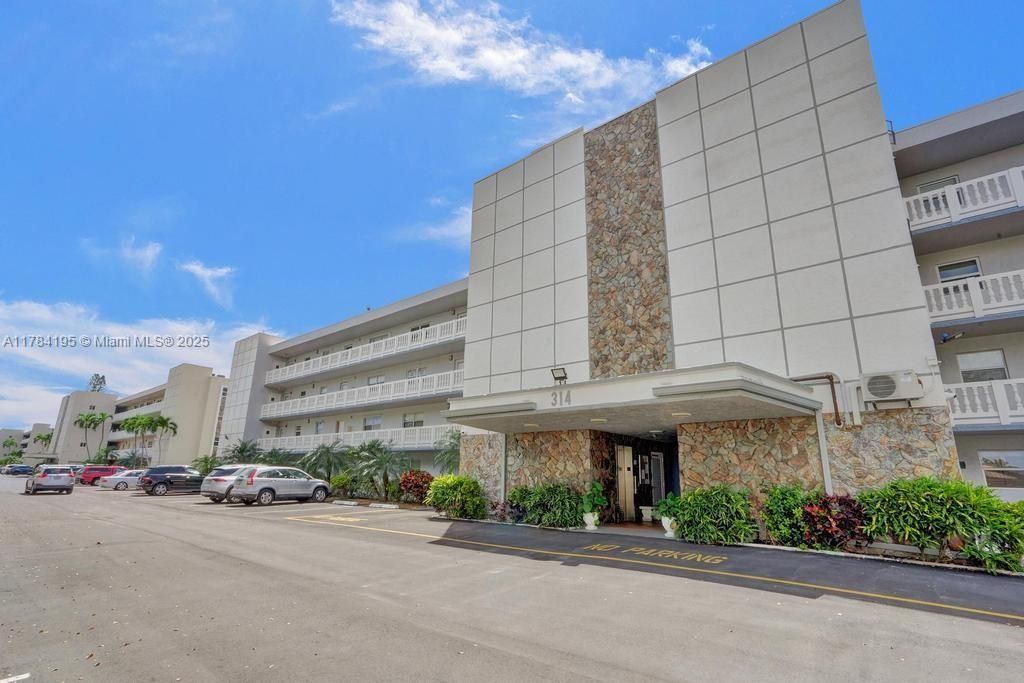 Vendido Recientemente: $205,000 (2 camas, 2 baños, 1144 Pies cuadrados)