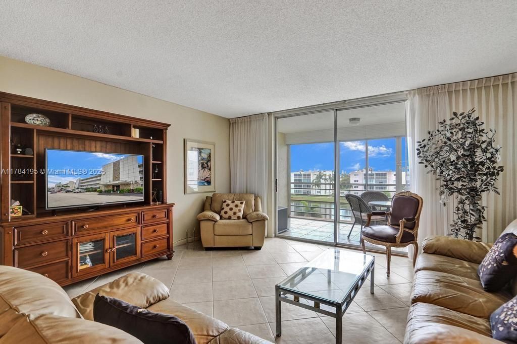 Vendido Recientemente: $205,000 (2 camas, 2 baños, 1144 Pies cuadrados)