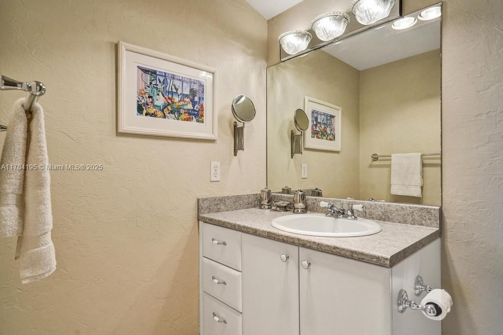 Vendido Recientemente: $205,000 (2 camas, 2 baños, 1144 Pies cuadrados)