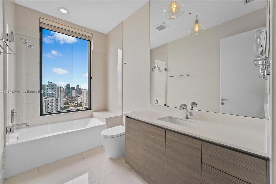 En Venta: $2,500,000 (5 camas, 5 baños, 2569 Pies cuadrados)