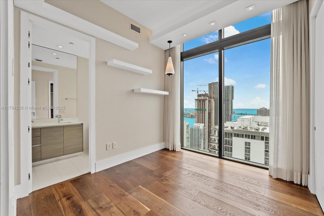 En Venta: $2,500,000 (5 camas, 5 baños, 2569 Pies cuadrados)