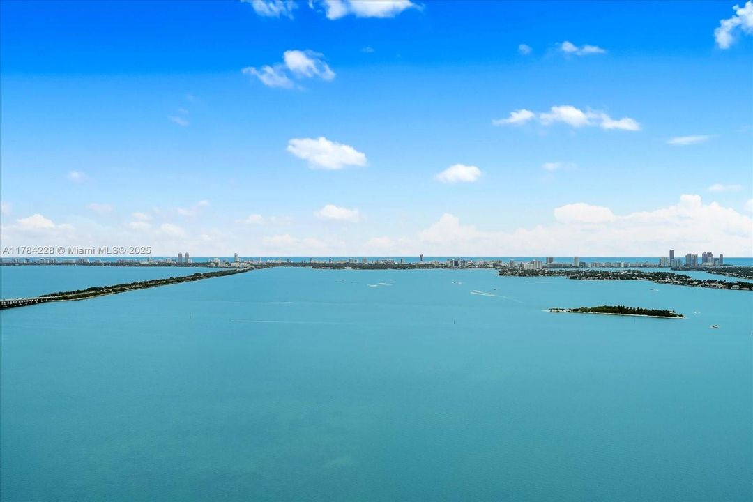 En Venta: $2,500,000 (5 camas, 5 baños, 2569 Pies cuadrados)