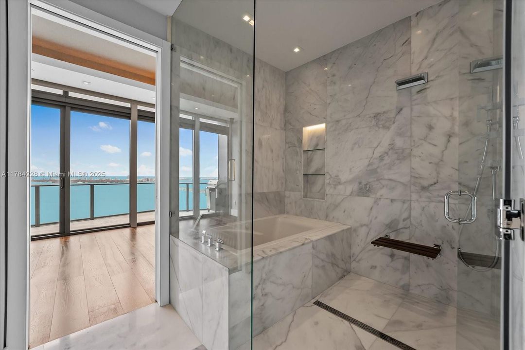 En Venta: $2,500,000 (5 camas, 5 baños, 2569 Pies cuadrados)