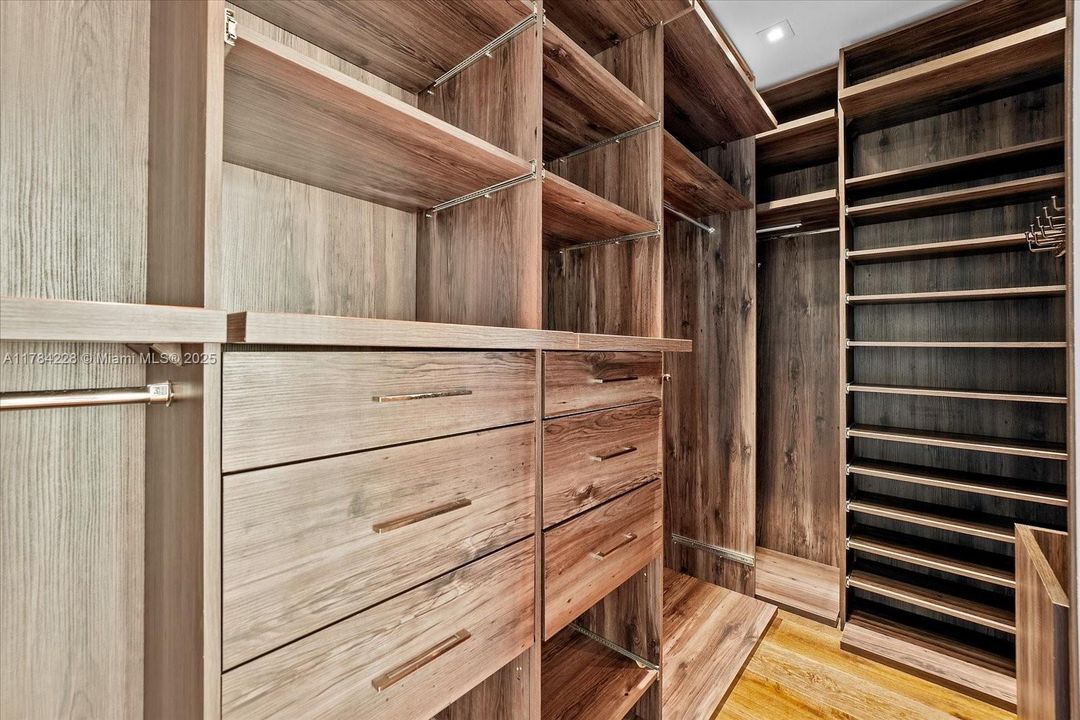 En Venta: $2,500,000 (5 camas, 5 baños, 2569 Pies cuadrados)