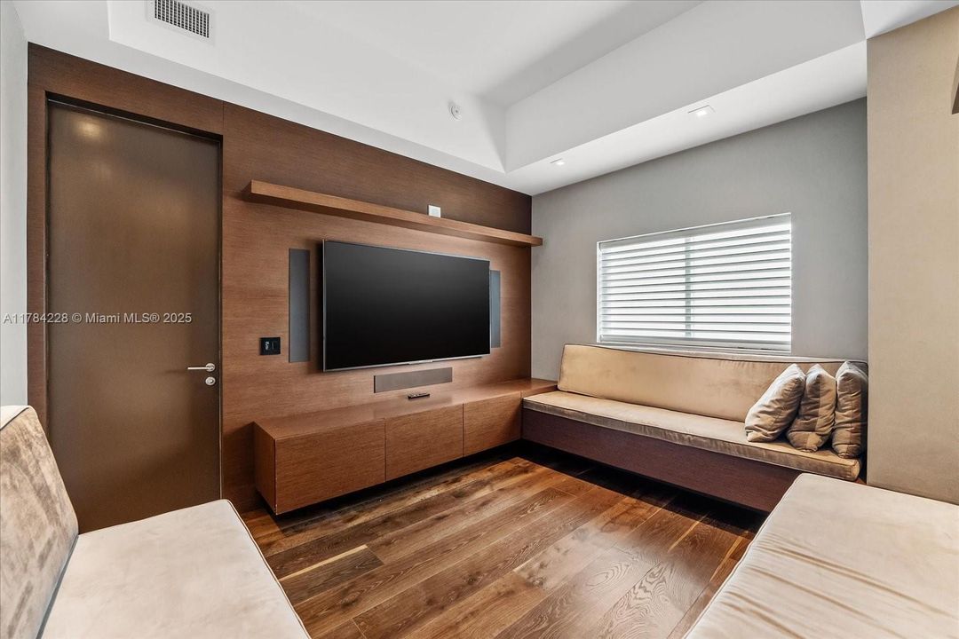 En Venta: $2,500,000 (5 camas, 5 baños, 2569 Pies cuadrados)