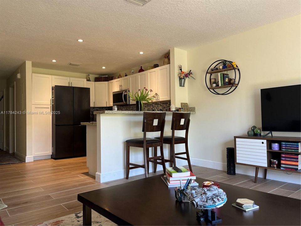 Recently Rented: $2,950 (3 beds, 3 baths, 1270 Square Feet)