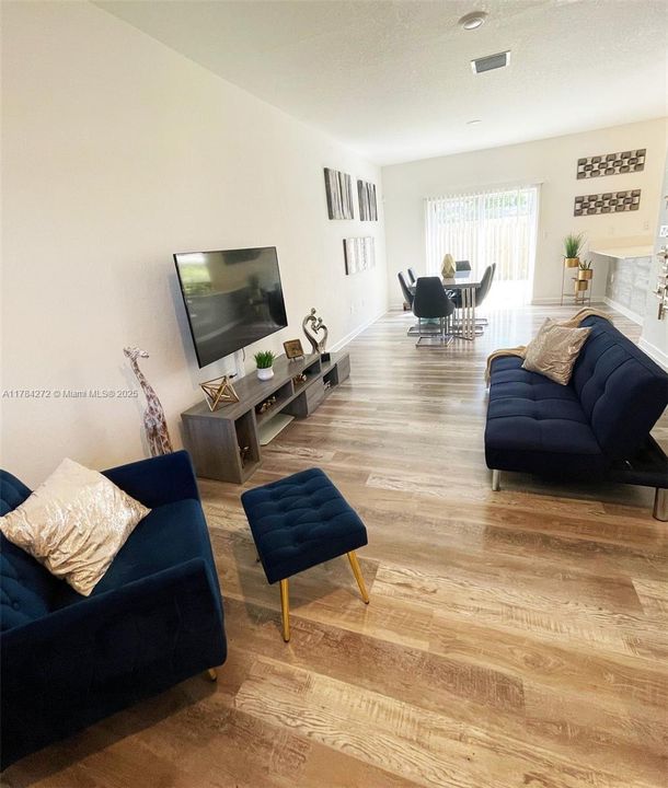 最近租的: $3,367 (3 贝兹, 2 浴室, 1331 平方英尺)