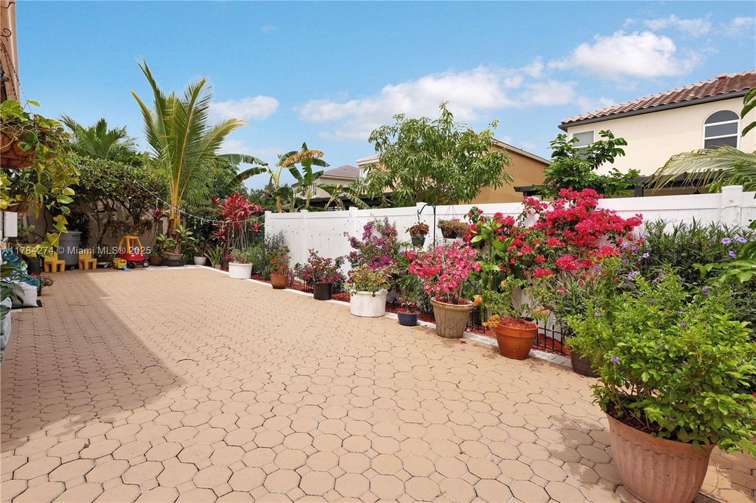 Recently Rented: $3,600 (3 beds, 2 baths, 1582 Square Feet)