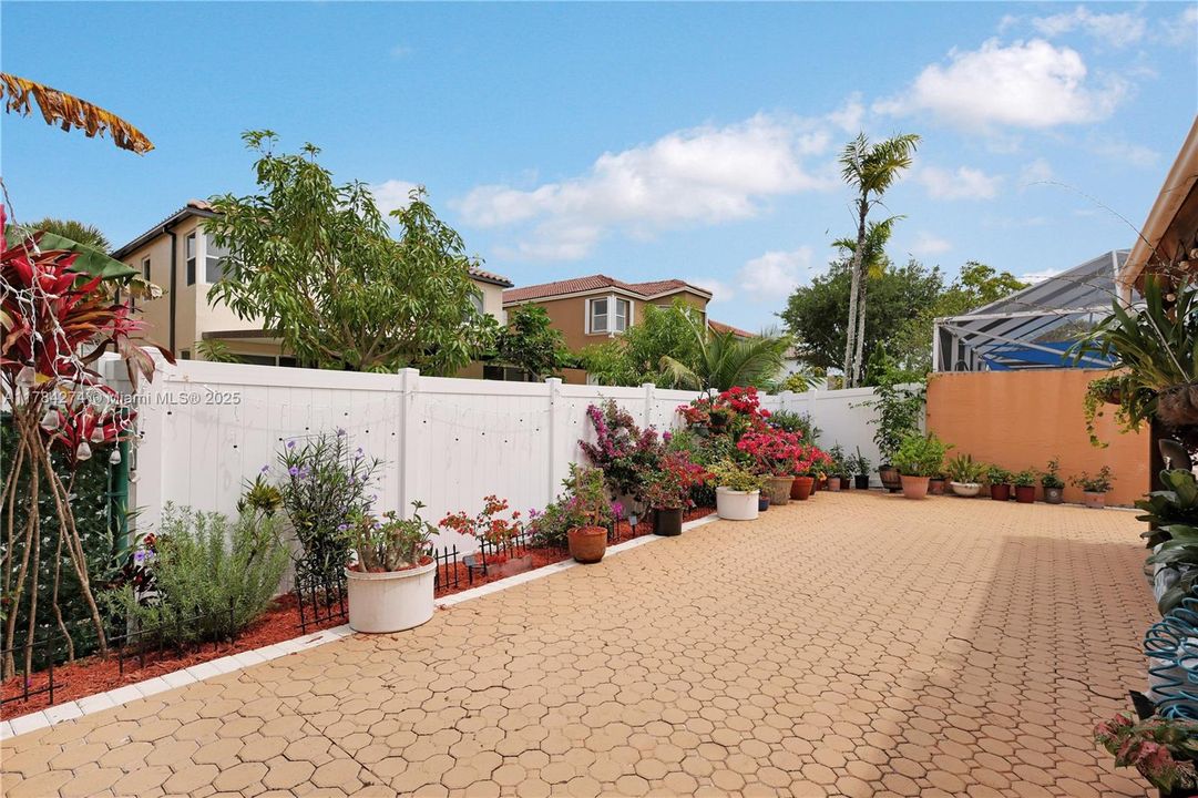 Recently Rented: $3,600 (3 beds, 2 baths, 1582 Square Feet)