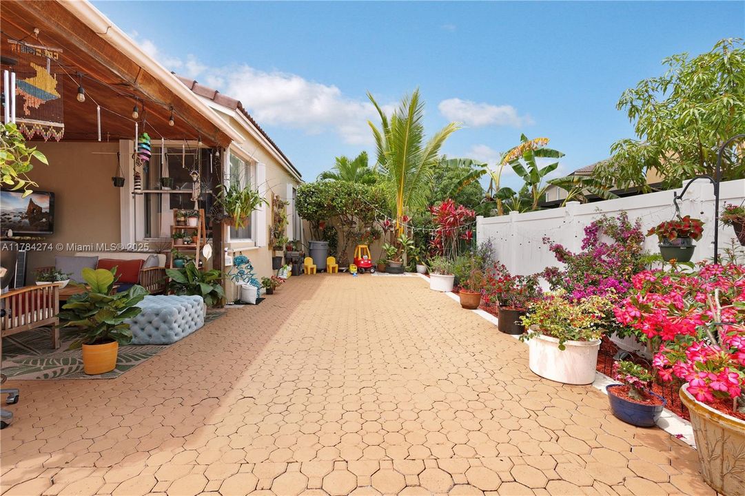 Recently Rented: $3,600 (3 beds, 2 baths, 1582 Square Feet)