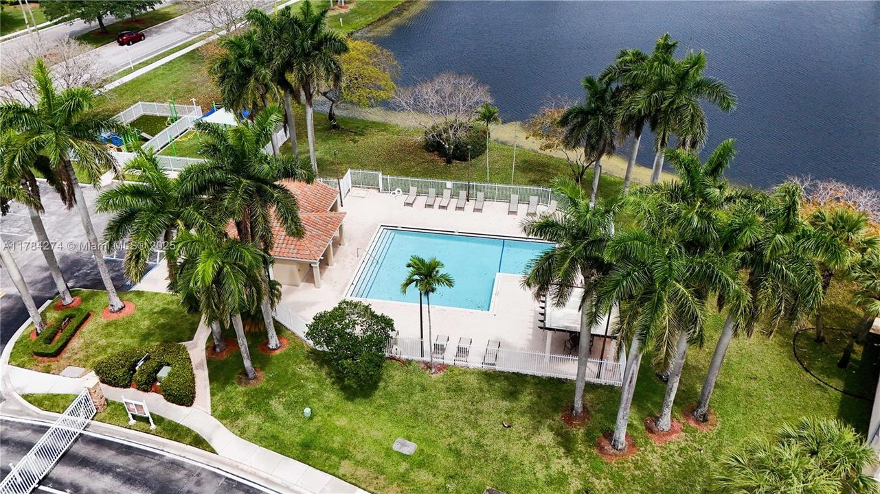 Recently Rented: $3,600 (3 beds, 2 baths, 1582 Square Feet)