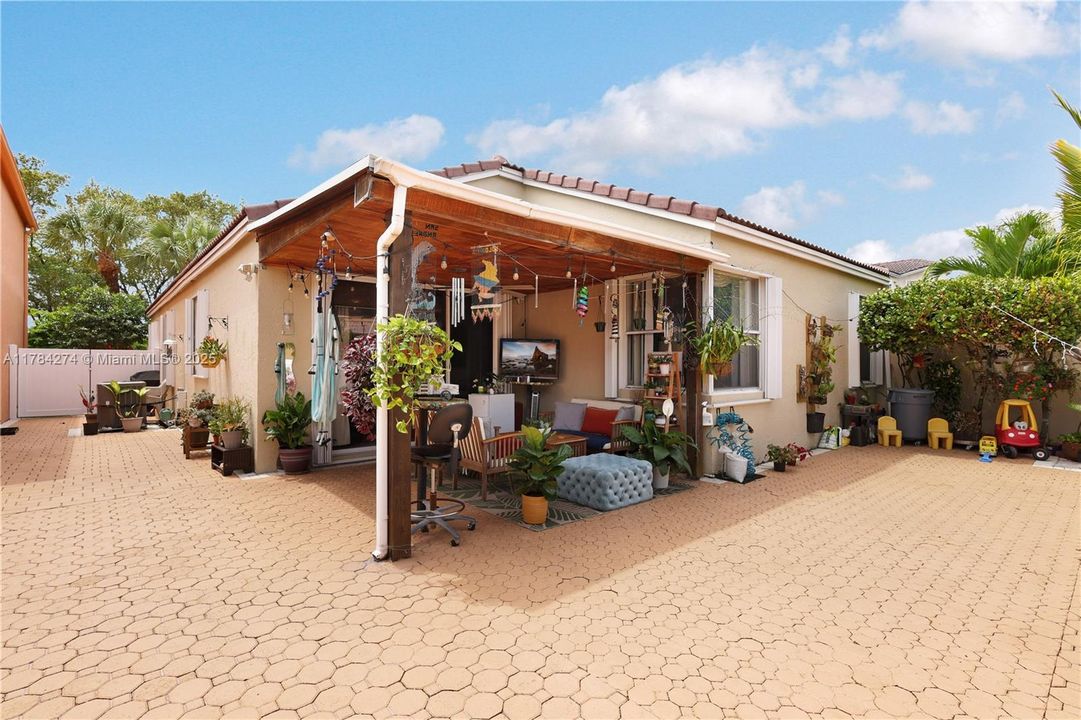 Recently Rented: $3,600 (3 beds, 2 baths, 1582 Square Feet)