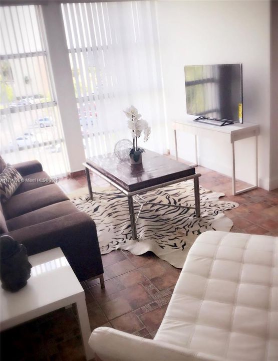 Recently Rented: $1,799 (2 beds, 1 baths, 924 Square Feet)