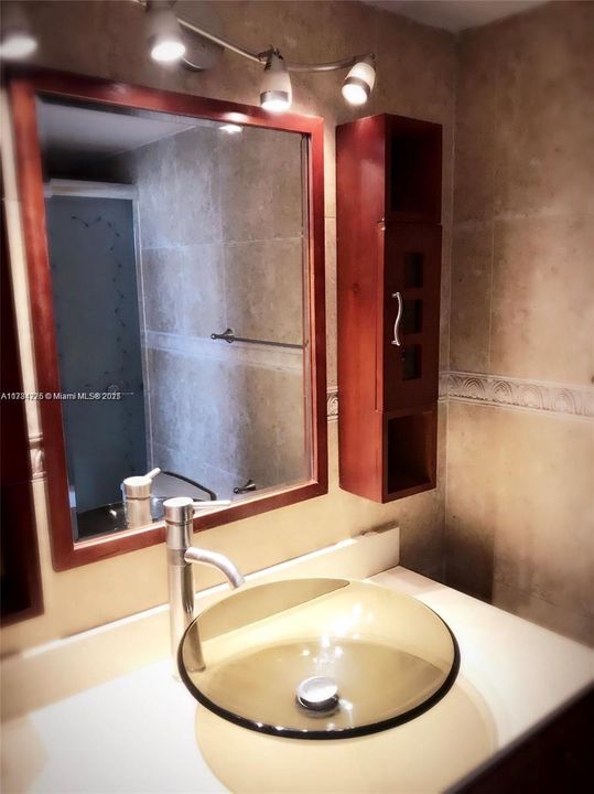 Recently Rented: $1,799 (2 beds, 1 baths, 924 Square Feet)