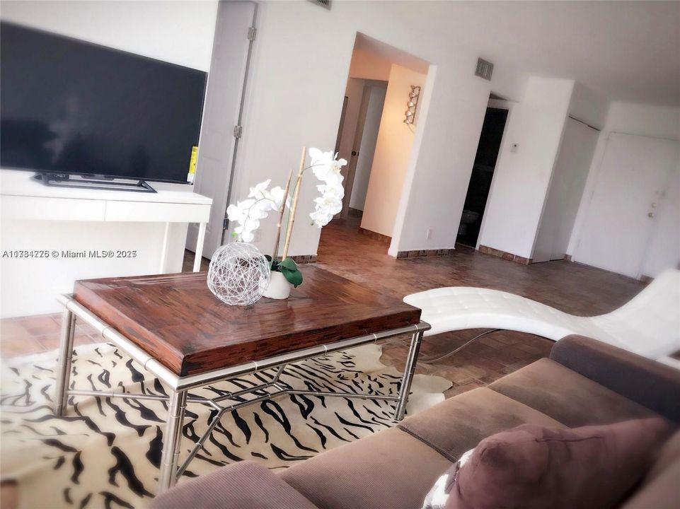 Recently Rented: $1,799 (2 beds, 1 baths, 924 Square Feet)