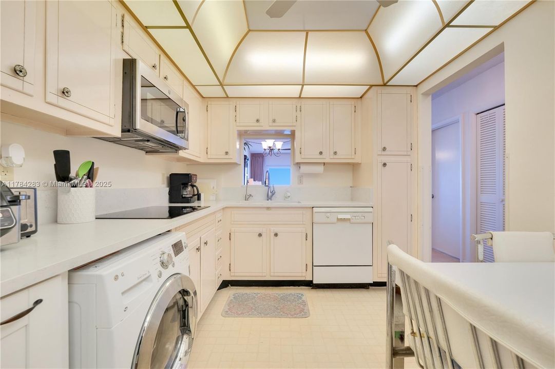 For Sale: $590,000 (2 beds, 2 baths, 904 Square Feet)