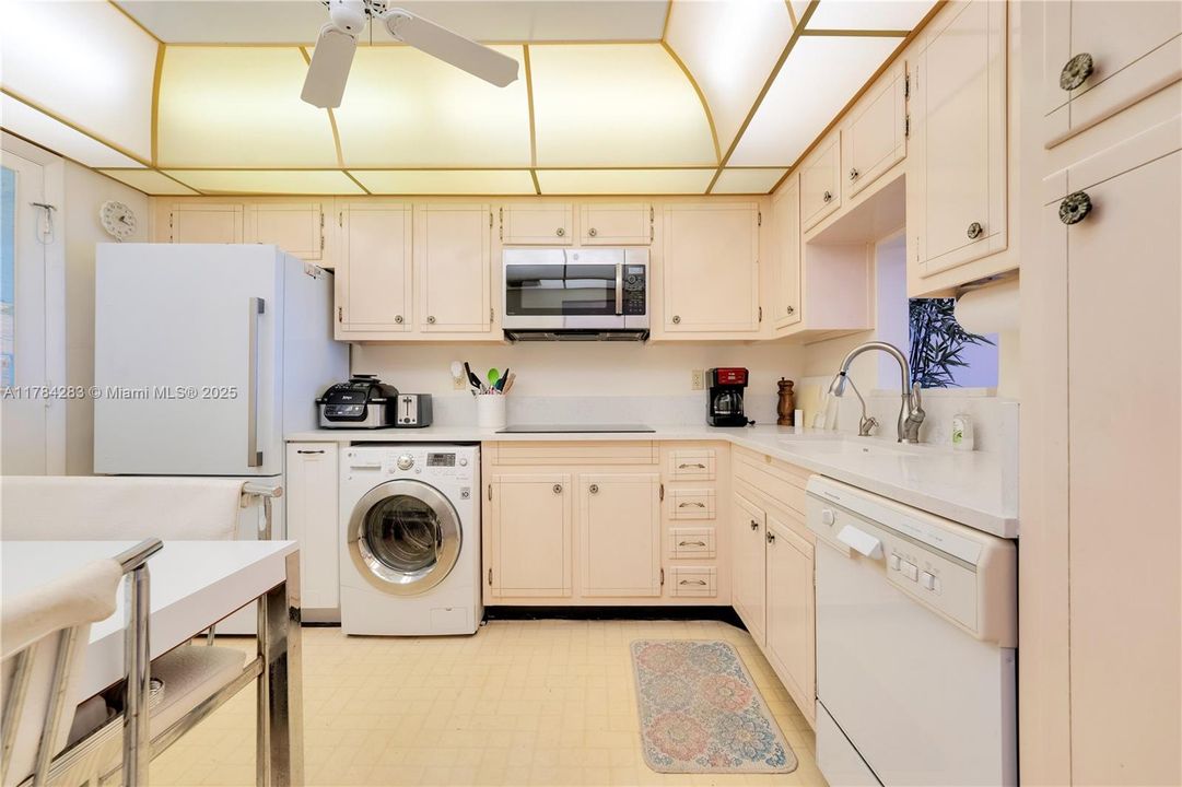 For Sale: $590,000 (2 beds, 2 baths, 904 Square Feet)