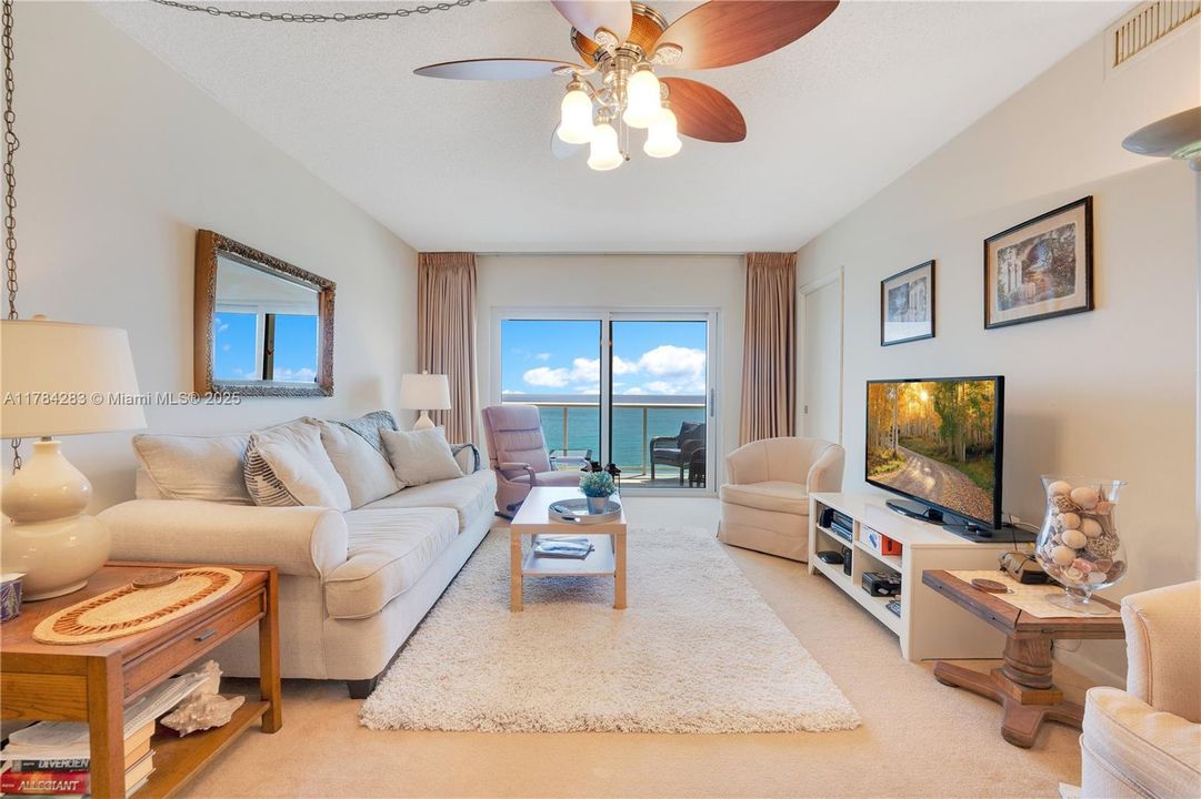 For Sale: $590,000 (2 beds, 2 baths, 904 Square Feet)