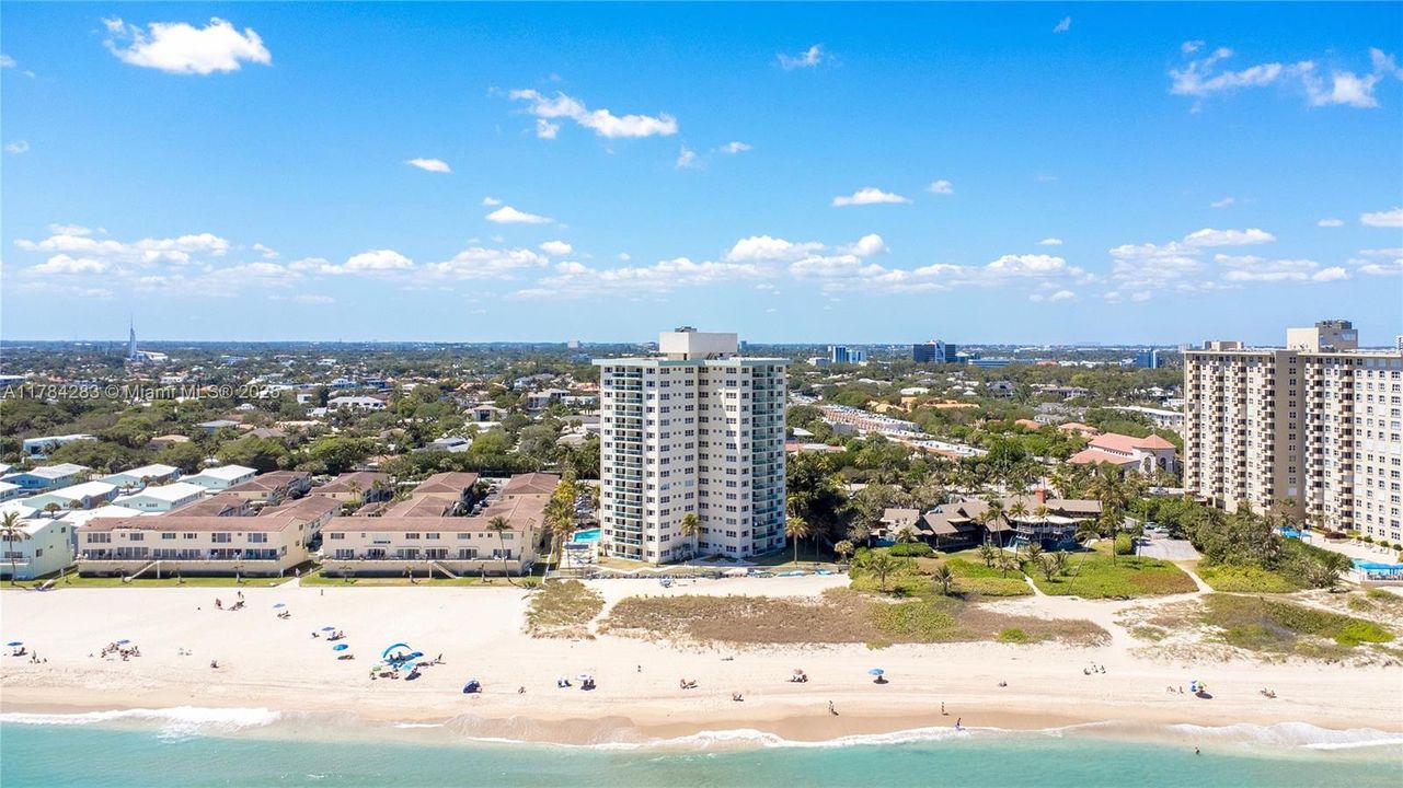 For Sale: $590,000 (2 beds, 2 baths, 904 Square Feet)