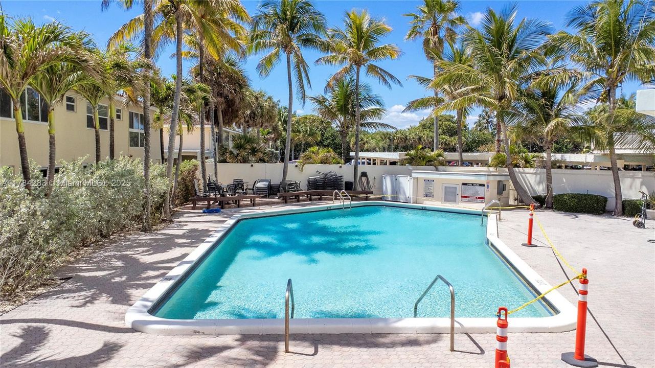 For Sale: $590,000 (2 beds, 2 baths, 904 Square Feet)