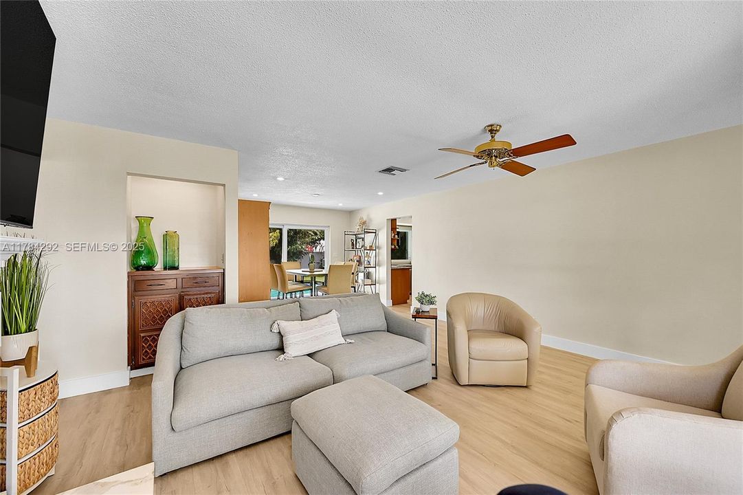 待售: $765,000 (3 贝兹, 2 浴室, 1391 平方英尺)