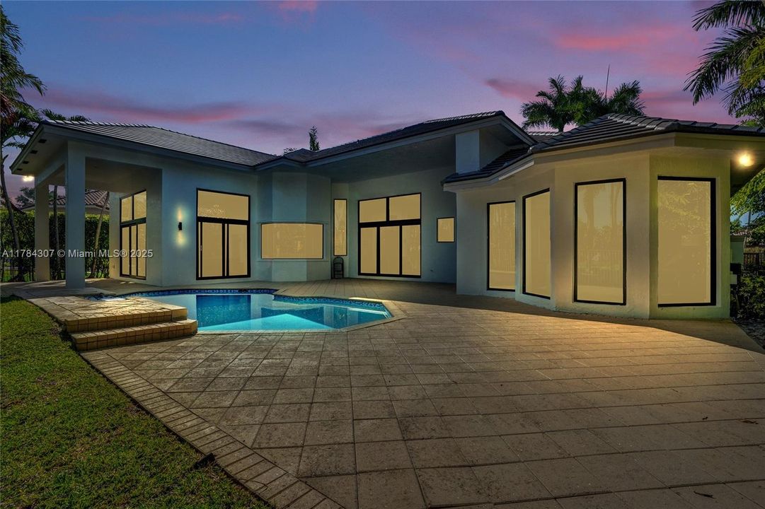 Vendido Recientemente: $2,890,000 (5 camas, 4 baños, 4270 Pies cuadrados)