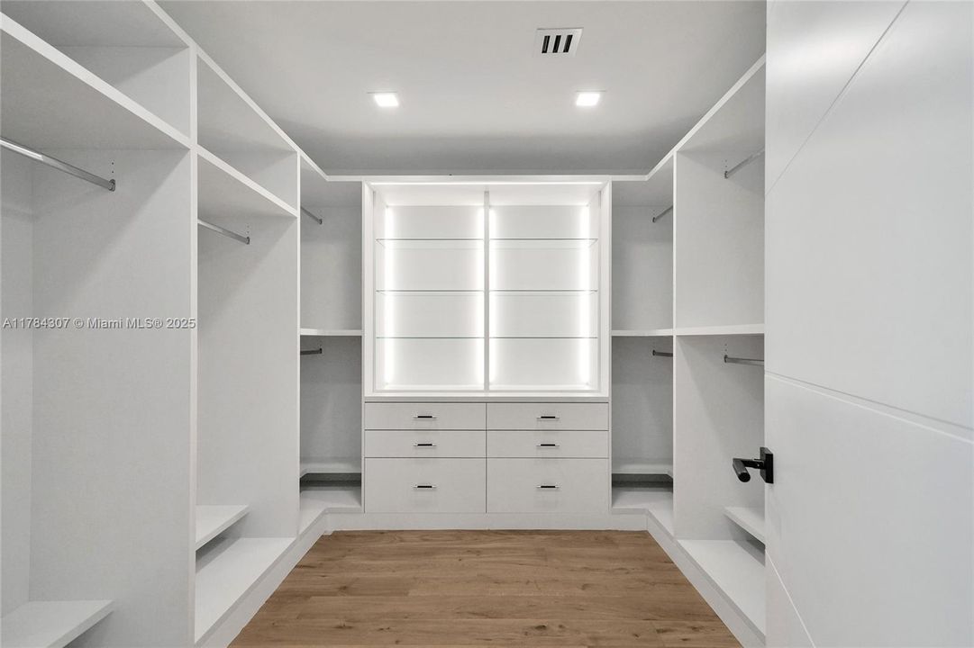 Vendido Recientemente: $2,890,000 (5 camas, 4 baños, 4270 Pies cuadrados)