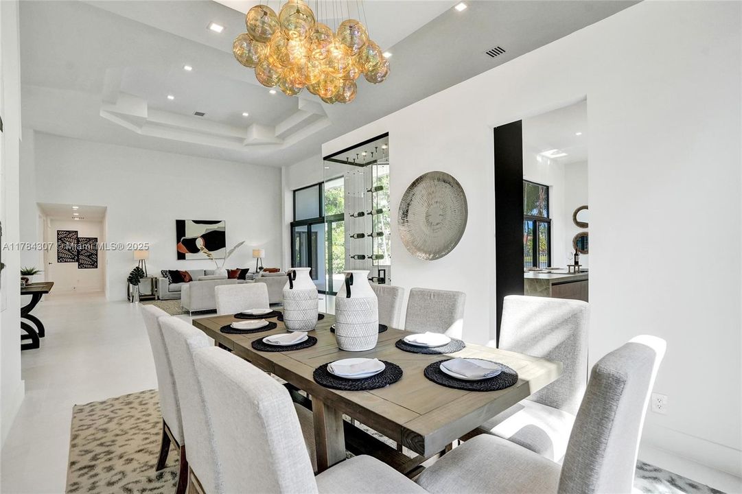 Vendido Recientemente: $2,890,000 (5 camas, 4 baños, 4270 Pies cuadrados)