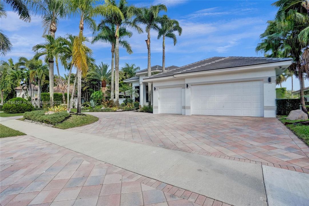 Vendido Recientemente: $2,890,000 (5 camas, 4 baños, 4270 Pies cuadrados)