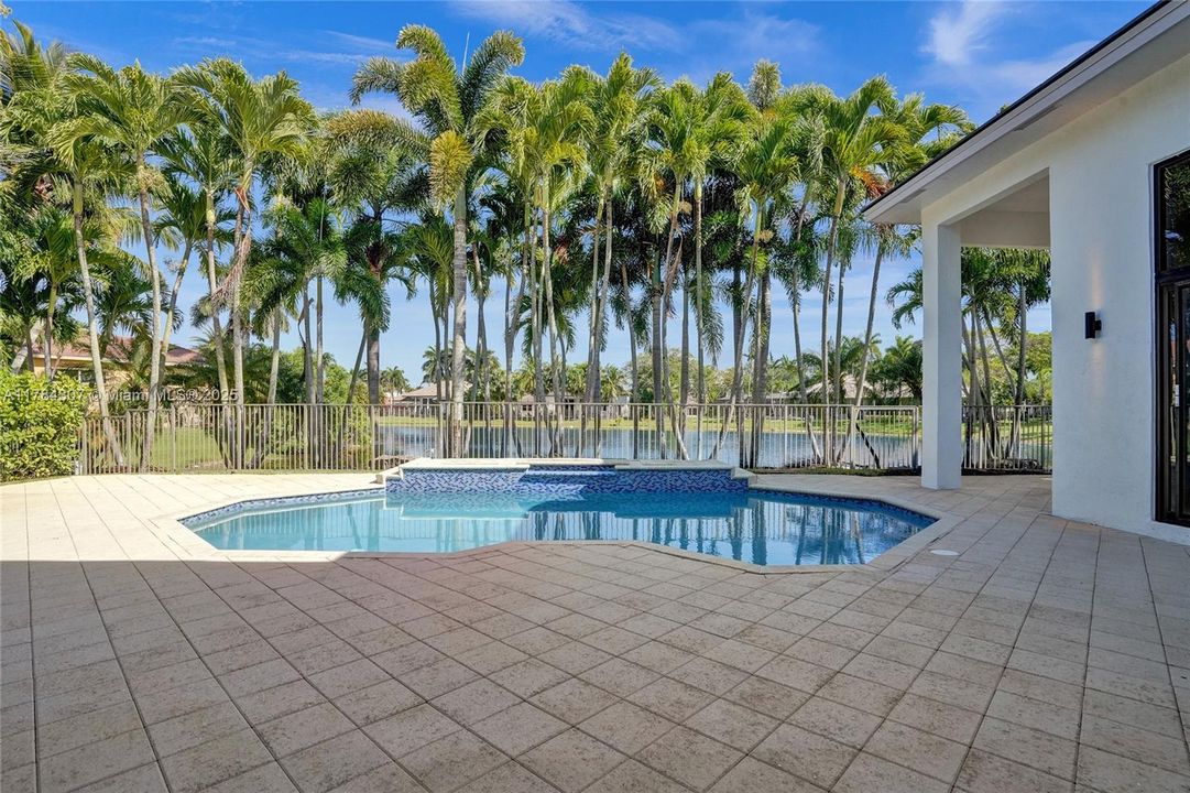 Vendido Recientemente: $2,890,000 (5 camas, 4 baños, 4270 Pies cuadrados)