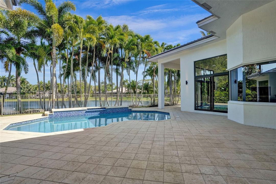 Vendido Recientemente: $2,890,000 (5 camas, 4 baños, 4270 Pies cuadrados)