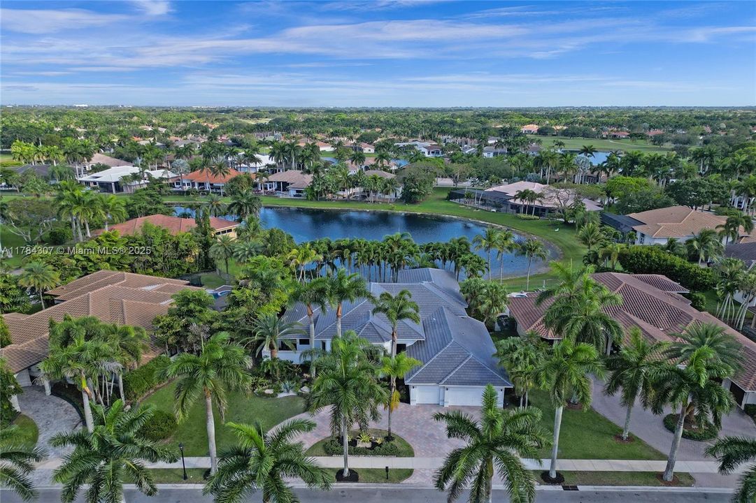 Vendido Recientemente: $2,890,000 (5 camas, 4 baños, 4270 Pies cuadrados)