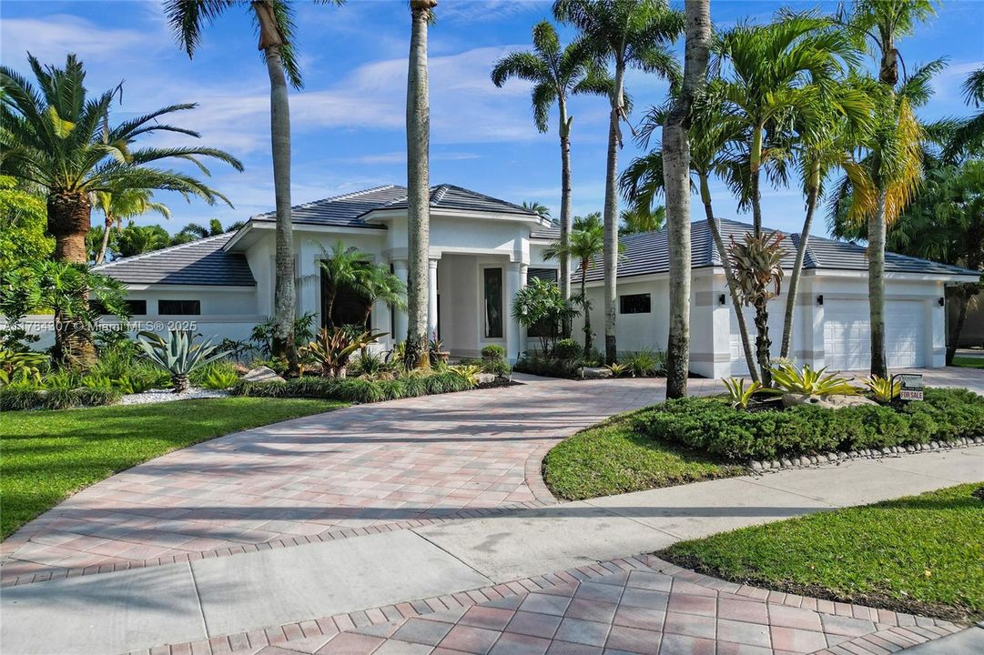 Vendido Recientemente: $2,890,000 (5 camas, 4 baños, 4270 Pies cuadrados)