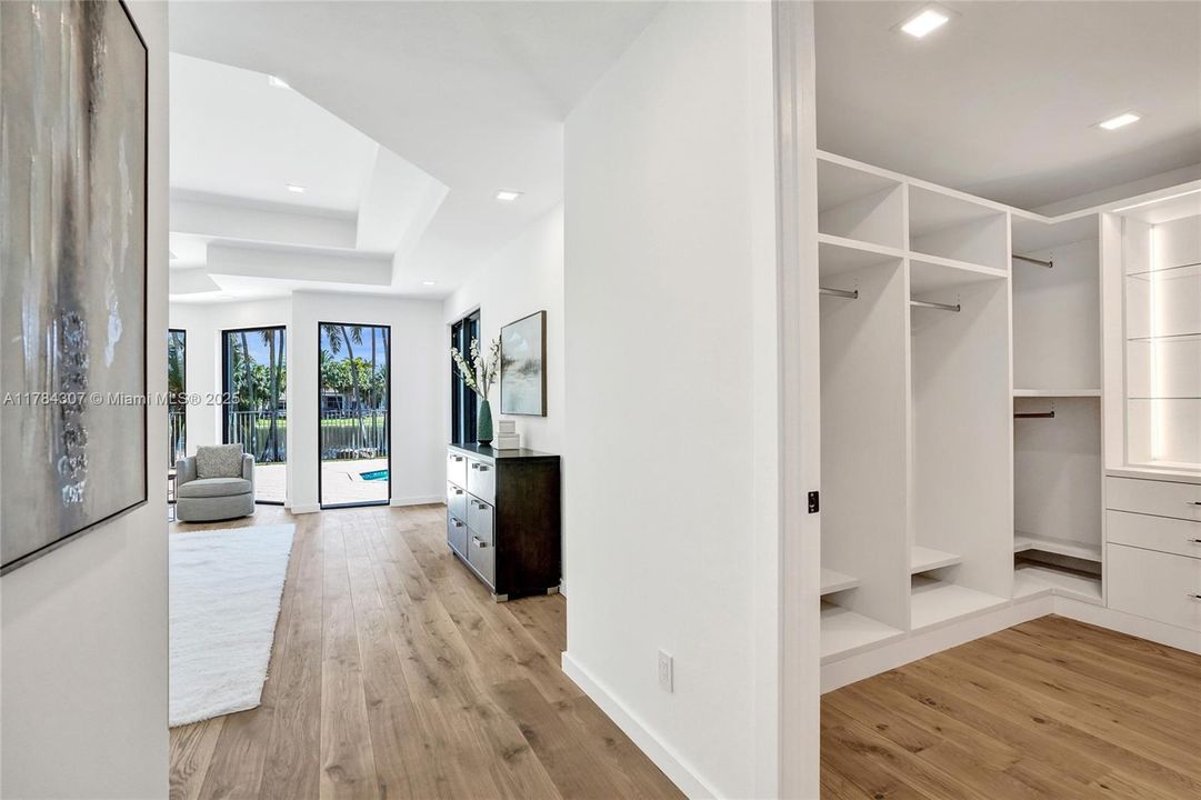 Vendido Recientemente: $2,890,000 (5 camas, 4 baños, 4270 Pies cuadrados)