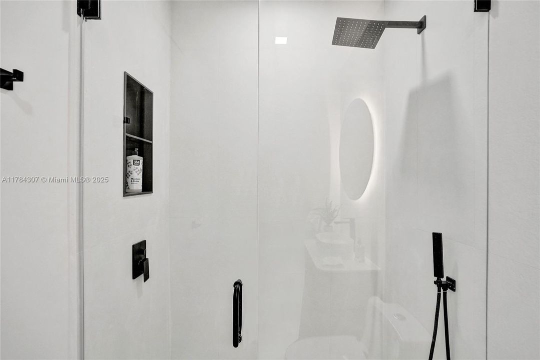 Vendido Recientemente: $2,890,000 (5 camas, 4 baños, 4270 Pies cuadrados)