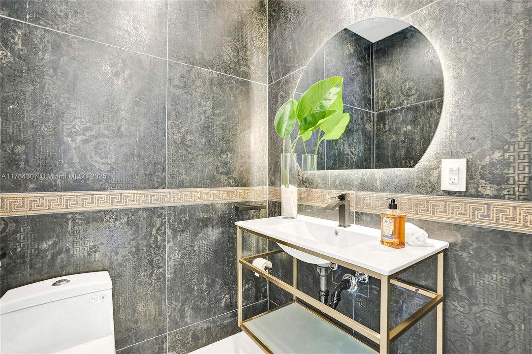 Vendido Recientemente: $2,890,000 (5 camas, 4 baños, 4270 Pies cuadrados)